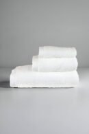 Pack 3 toallas lisas blancas, incluye toallas para bidé, lavabo y baño.