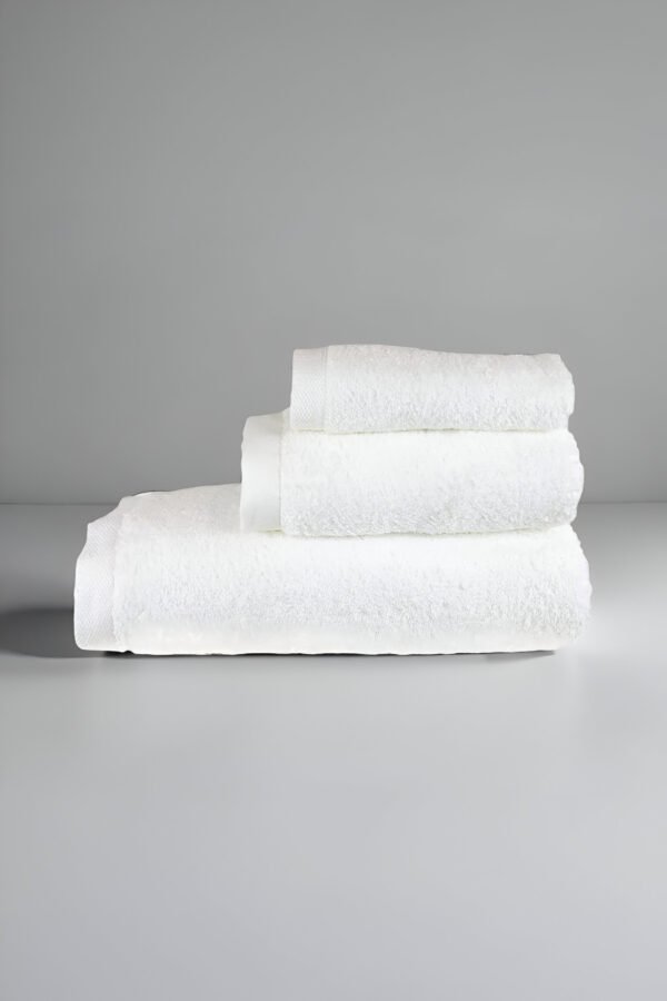 Pack 3 toallas lisas blancas, incluye toallas para bidé, lavabo y baño.