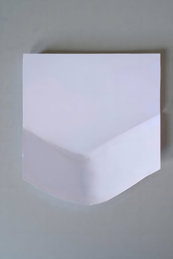Protector de colchón rizo 150x190 cm blanco colocado sobre colchón grande.