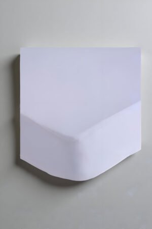 Protector de colchón rizo 135x190 cm blanco colocado en cama doble.